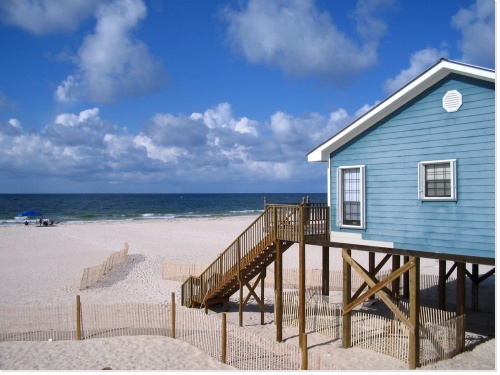 Maison en bois en bord de mer